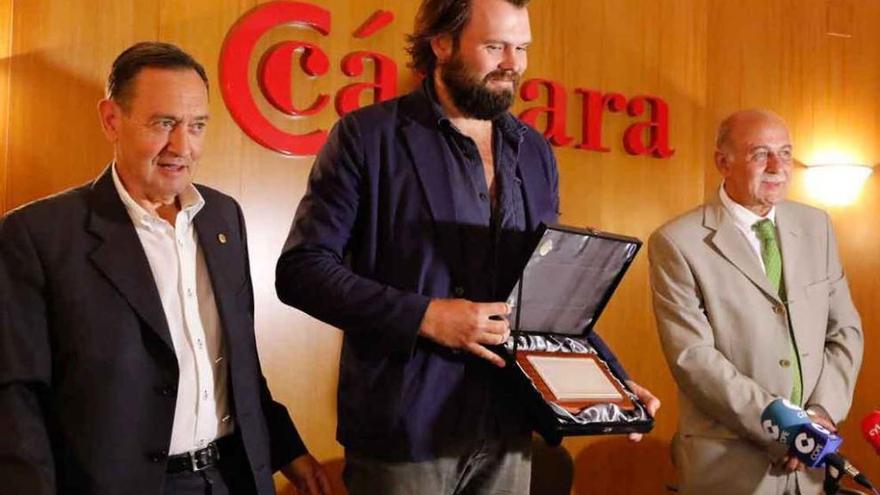 Thyge Benned con la placa recibida y flanqueado por Manuel Vidal (izquierda) y Jerónimo García Bermejo.