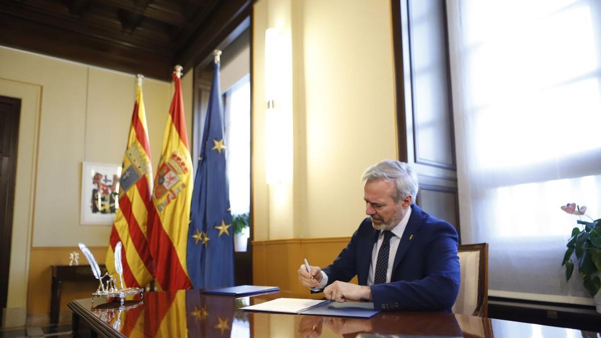 Azcón firma la comunicación al rey de su toma de posesión como presidente de Aragón.