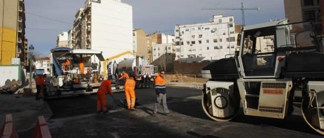 Trabajos de asfaltado de la calle Palleter, que ha quedado abierta en todo su trazado.