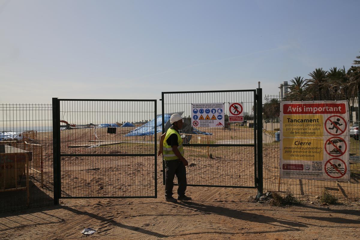 Obras para extender un cable submarino en la playa cancerígena de Sant Adrià