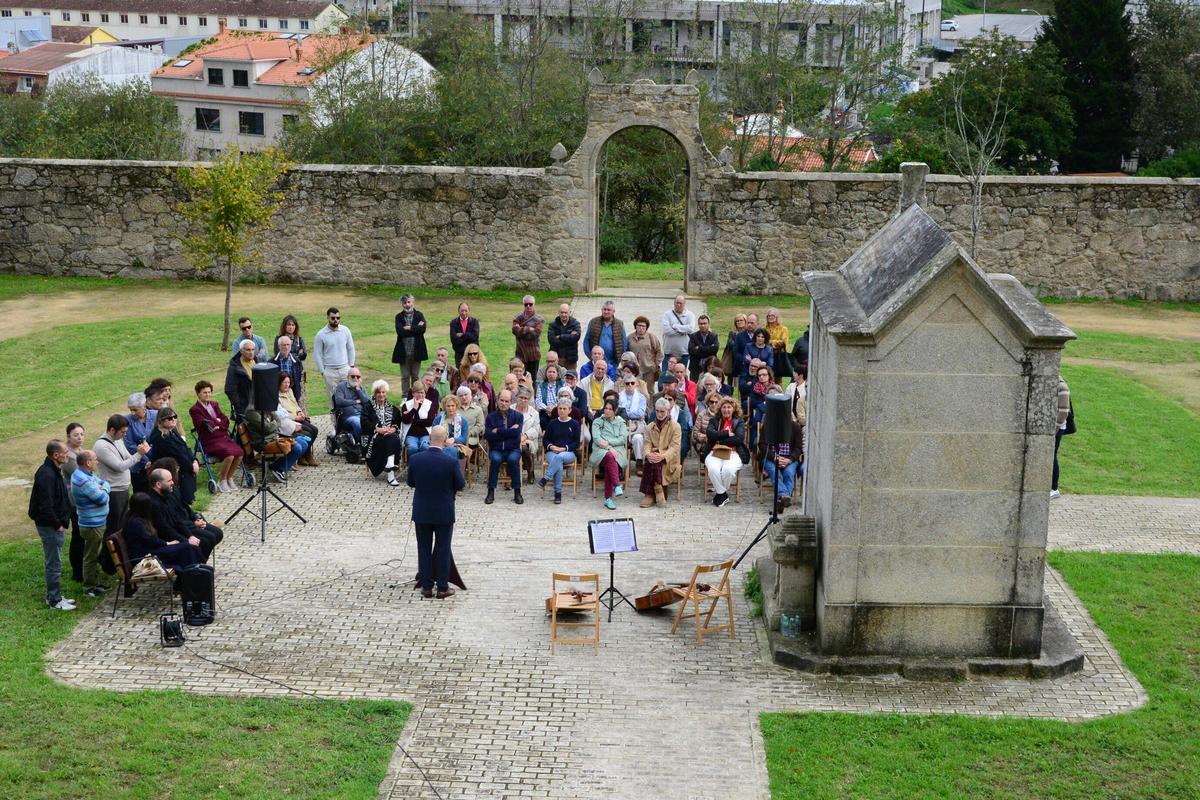 Unha vista do antigo cemiterio de Bueu, co mausoleo da familia Domínguez Búa no centro, durante a homenaxe laica deste domingo no Día de Defuntos.