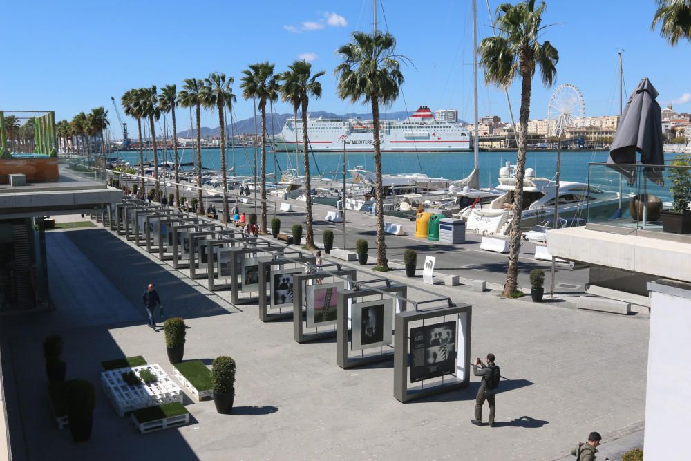 La muestra reúne las fotografías de 40 artistas españoles en el Muelle Uno, junto al Centre Pompidou Málaga