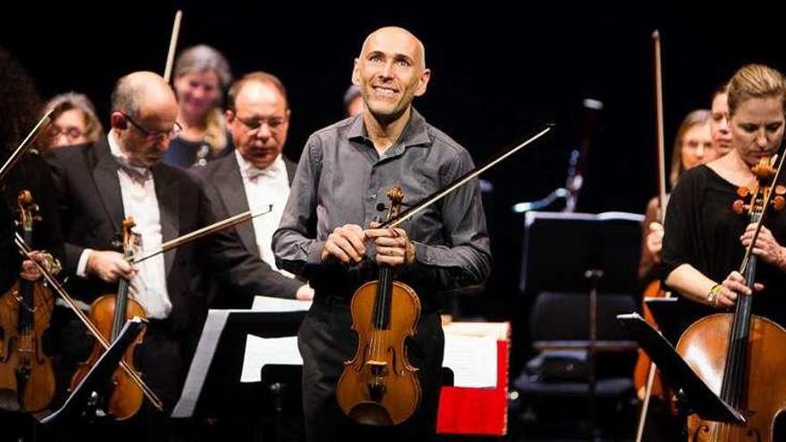 Enrico Onofri, en el centro,dirigió la Real Filharmonia de Galicia en el Teatro Principal e interpretó una obra al violín. // Agostiño Iglesias