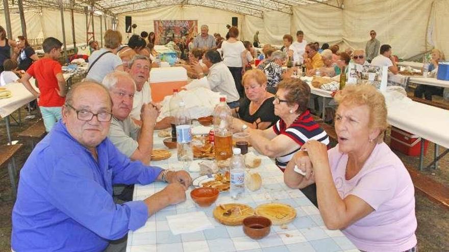 Asistentes a la comida de la Festa do Canteiro. // Santos Álvarez