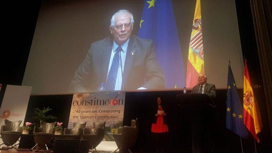 Borrell, increpado por un CDR huido en Bélgica: &quot;La Constitución es una puta farsa&quot;