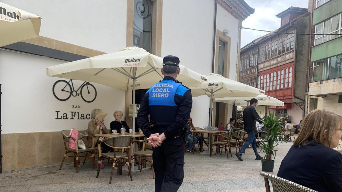 Un agente de la Policía Local de Siero
