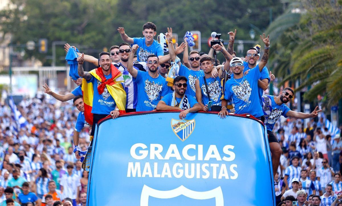 Los futbolistas del Málaga CF celebran su ascenso en su respectivo desfile en bus por la ciudad.