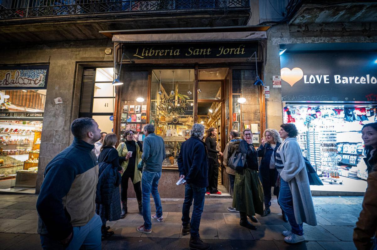 Barcelona 10/12/2025 Barcelona. La antigua propietaria de la librería, Cristina Riera, y su sucesor al frente del negocio, Rafa Serra. Reapertura librería Sant Jordi. AUTOR: MANU MITRU