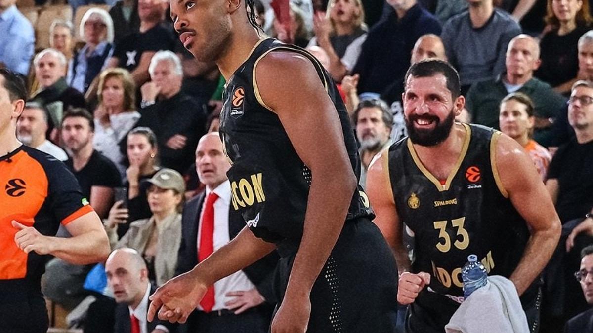 Mirotic celebra una acción de su equipo, aunque no lograba anotar hasta el último cuarto, lanzando a su equipo
