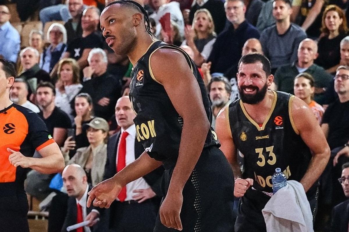 Mirotic celebra una acción de su equipo, aunque no lograba anotar hasta el último cuarto, lanzando a su equipo