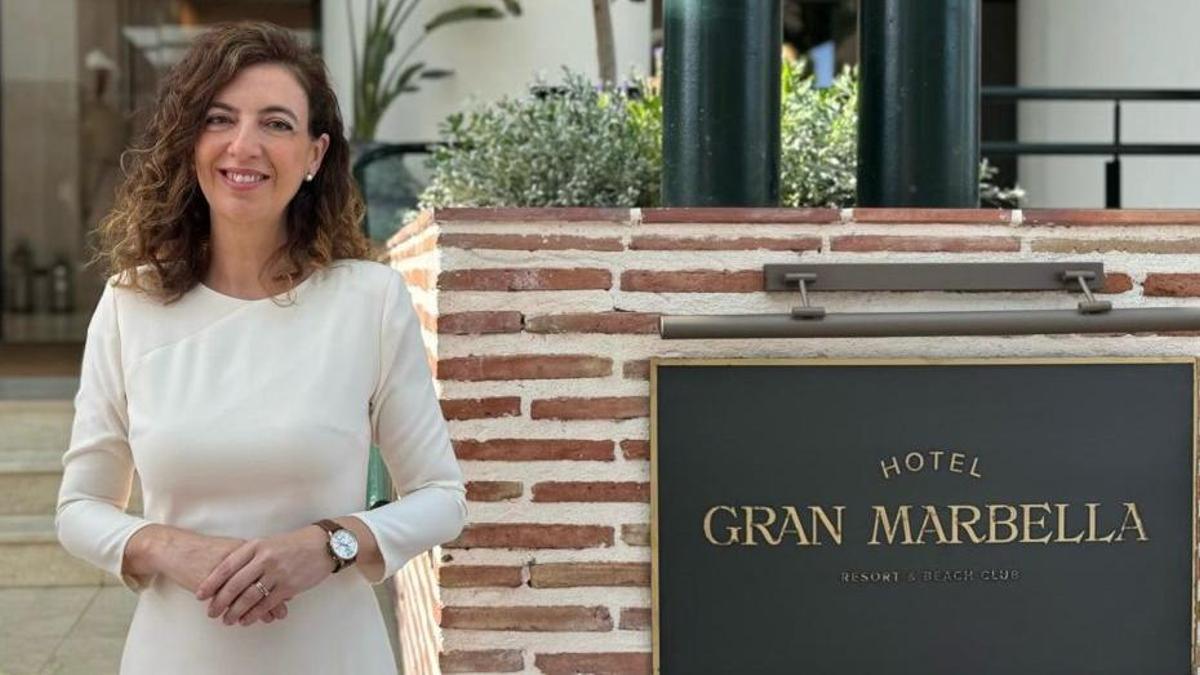 Mariola Carbajo posa junto al acceso principal del hotel Gran Marbella. | L.O.