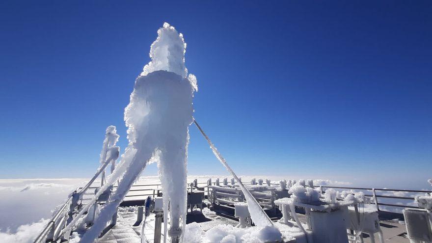 El Teide amanece congelado a cinco grados bajo cero y cubierto de nieve