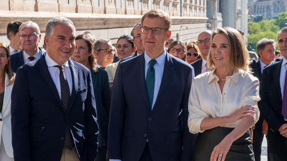 El líder del PP, Alberto Núñez Feijóo, junto a Cuca Gamarra y Elías Bendodo.