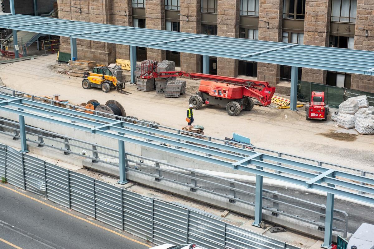La nueva infraestructura, que cubre parte del lateral del edificio histórico, llama la atención por su color al tiempo que empieza a suscitar recelos entre los vecinos de la zona.