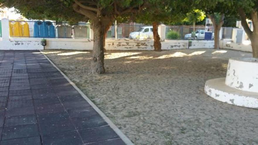 El Pader exige retirar la arena del colegio de Heredades por insalubre