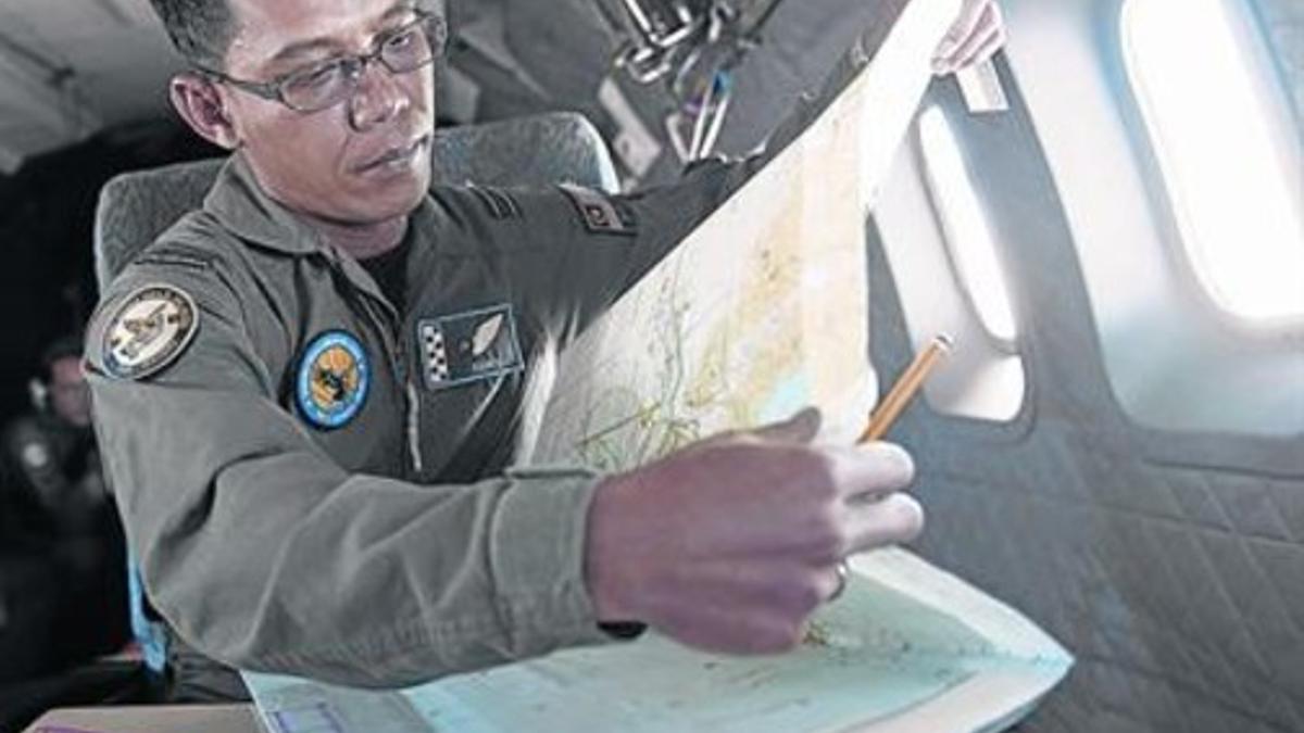 Un alto cargo militar malasio trabaja en las labores de localización del avión desaparecido.