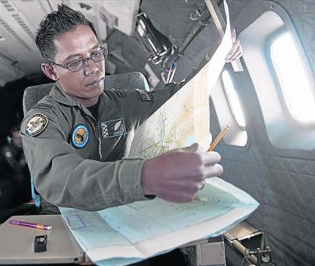 Un alt càrrec militar malaisi treballa en les tasques de localització de l’avió desaparegut.