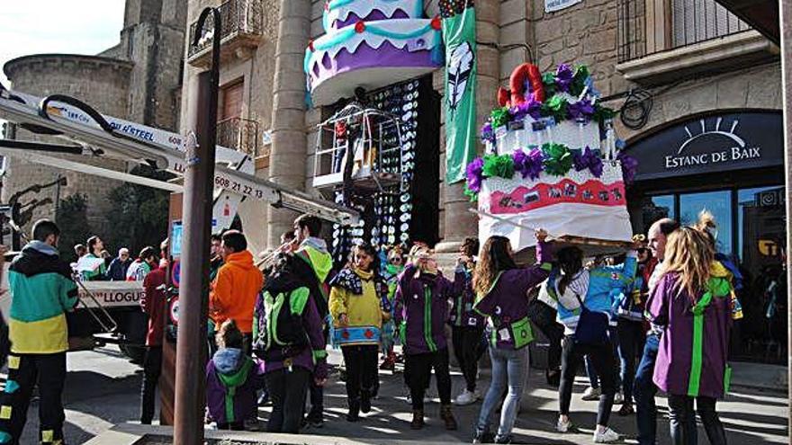 El pastís d&#039;aniversari presideix el portal del Pont per recordar els cinquanta anys d&#039;aquesta festa