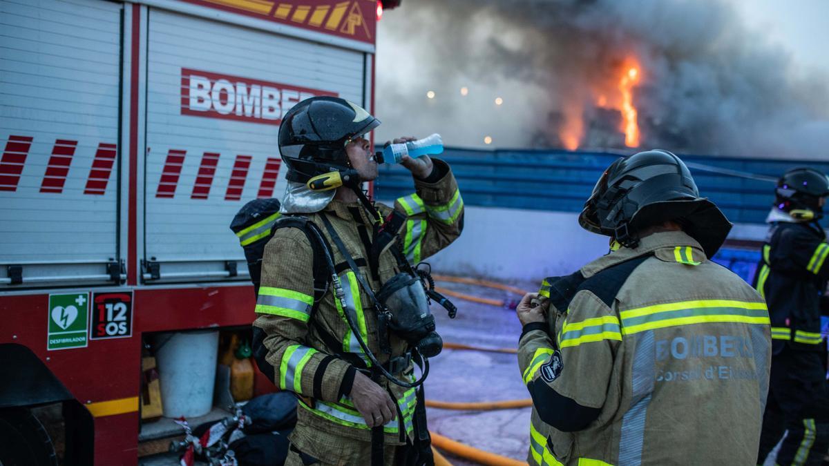 Declarado un fuego en el desguace de Ca Na Negreta