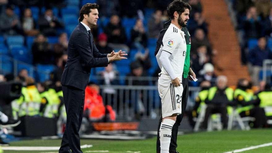 Isco, a punto de saltar al Bernabéu en el partido de Copa contra el Leganés, con Solari a la izquierda.