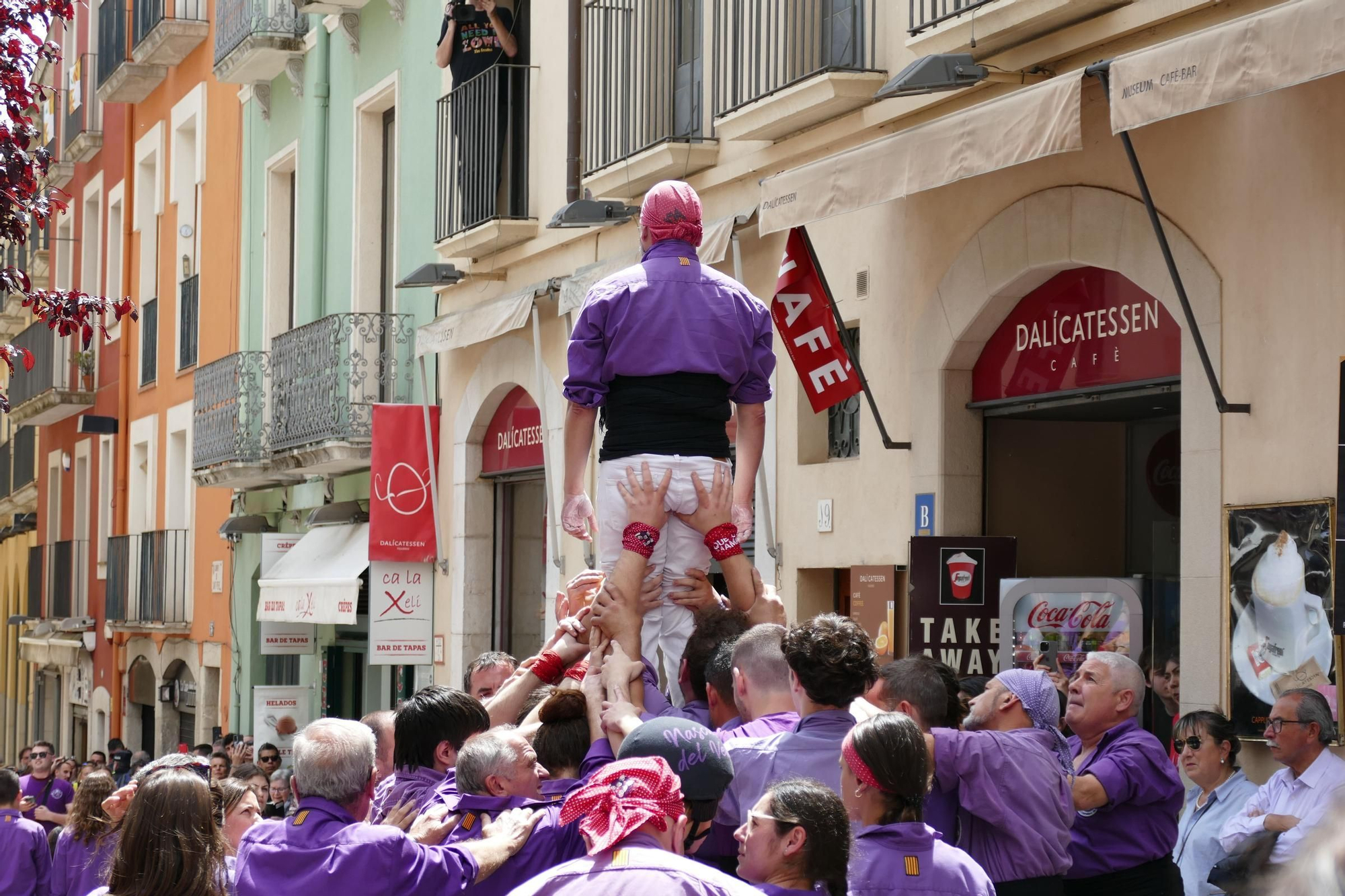 El tradicional pilar caminant de la Colla Castellera de Figueres congrega centenars de persones