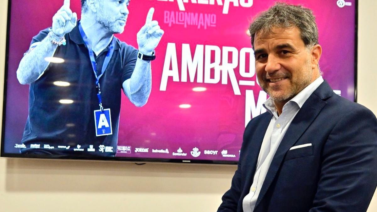 Ambros Martín, nuevo seleccionador nacional de balonmano femenino