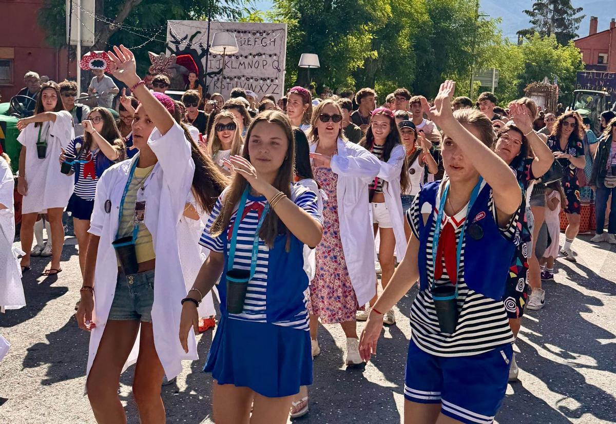 La desfilada de carrosses llueix a Puigcerdà amb tot el seu esplendor en els 140 anys de la Festa de l'Estany La desfilada de carrosses llueix a Puigcerdà amb tot el seu esplendor en els 140 anys de la Festa de l'Estany