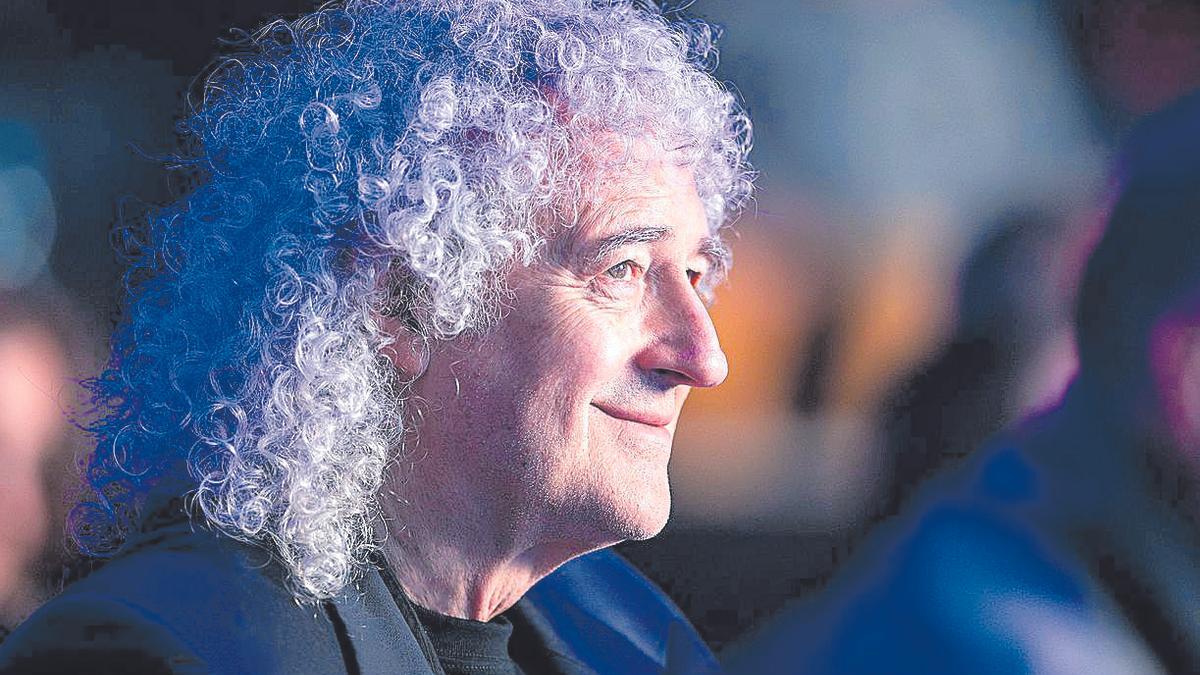 Brian May en la entrega del premio a David Attenborough