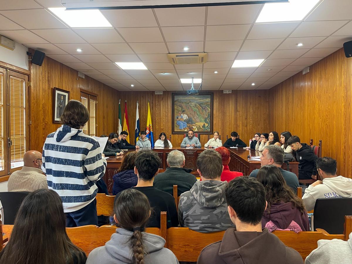 El alcalde Raúl Afonso preside el pleno juvenil en Moya.