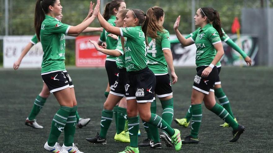 Las jugadoras del Moderno celebran uno de sus goles al Monte.