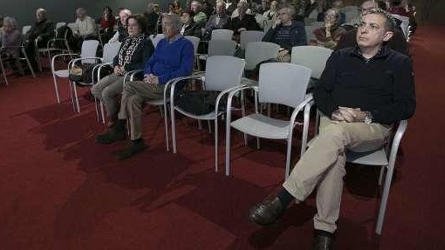 Público ayer en el Club Prensa Asturiana; en primera fila, a la derecha, Manuel Calvo Temprano, que presentó la conferencia.