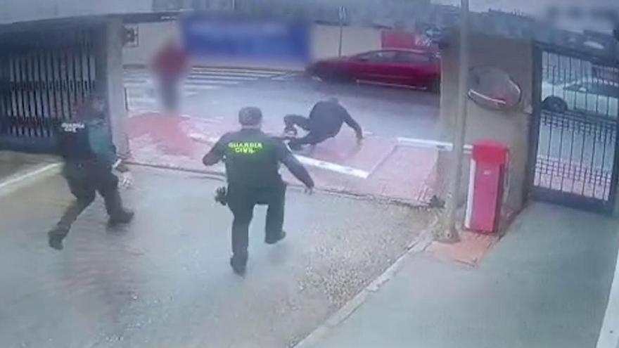 Un arrestado en Torrevieja rompe la barrera del cuartel de la Guardia Civil al intentar escapar