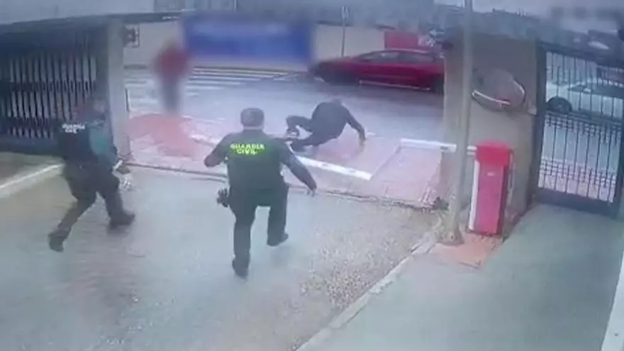 Un arrestado en Torrevieja rompe la barrera del cuartel de la Guardia Civil al intentar escapar