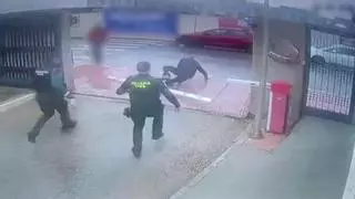 Un detenido en Torrevieja con un coche robado intenta huir del cuartel y rompe la barrera de acceso al saltar