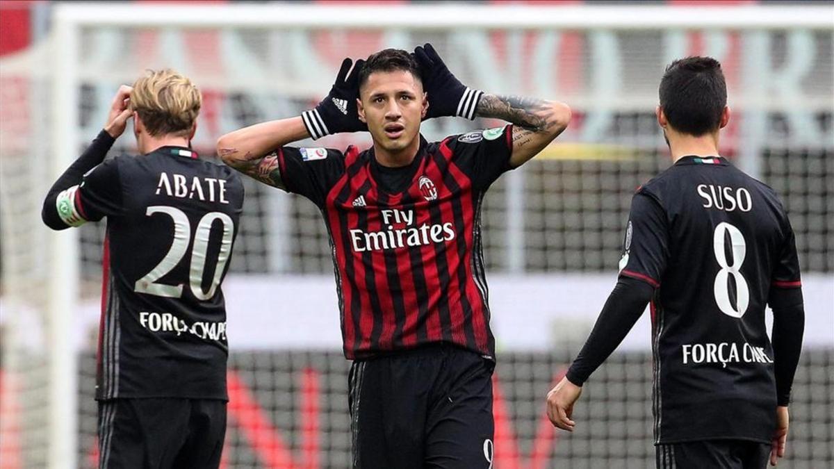 Lapadula celebra el gol de la victoria del Milan