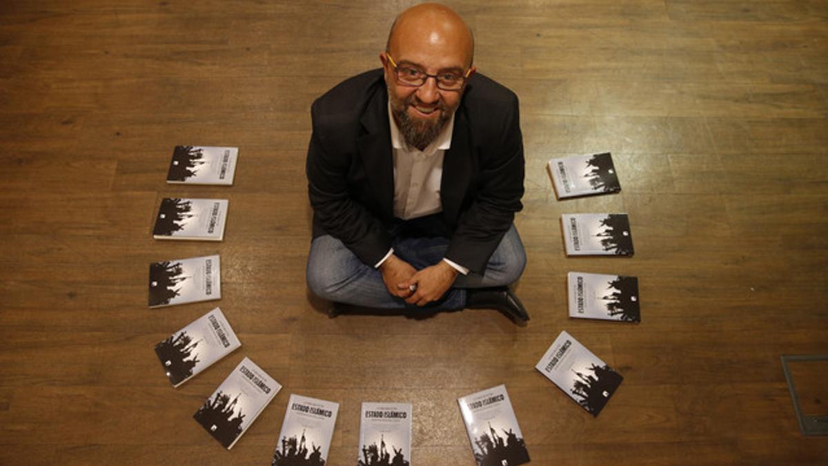 Javier Martín, rodeado de ejemplares de su libro sobre el Estado Islámico.