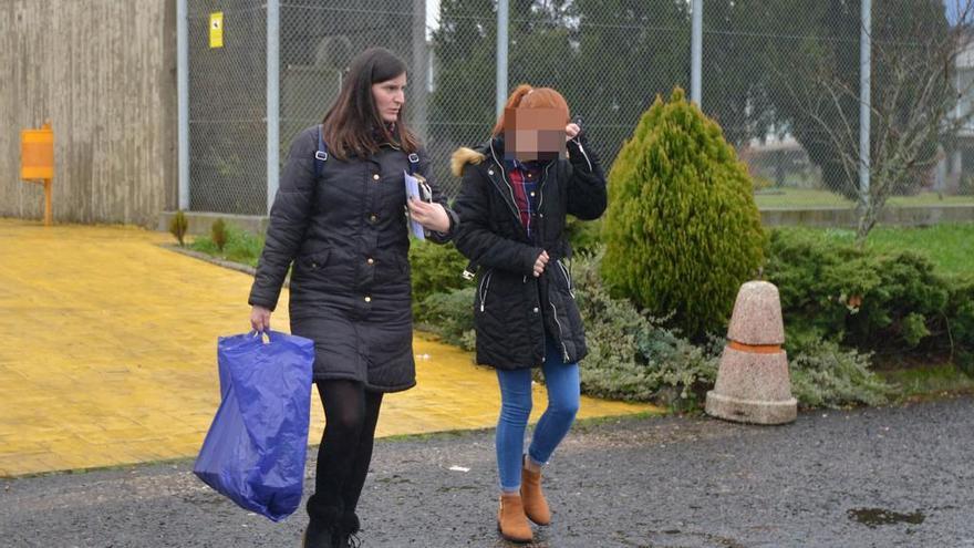 Rosario y la menor, durante su visita en A Lama.