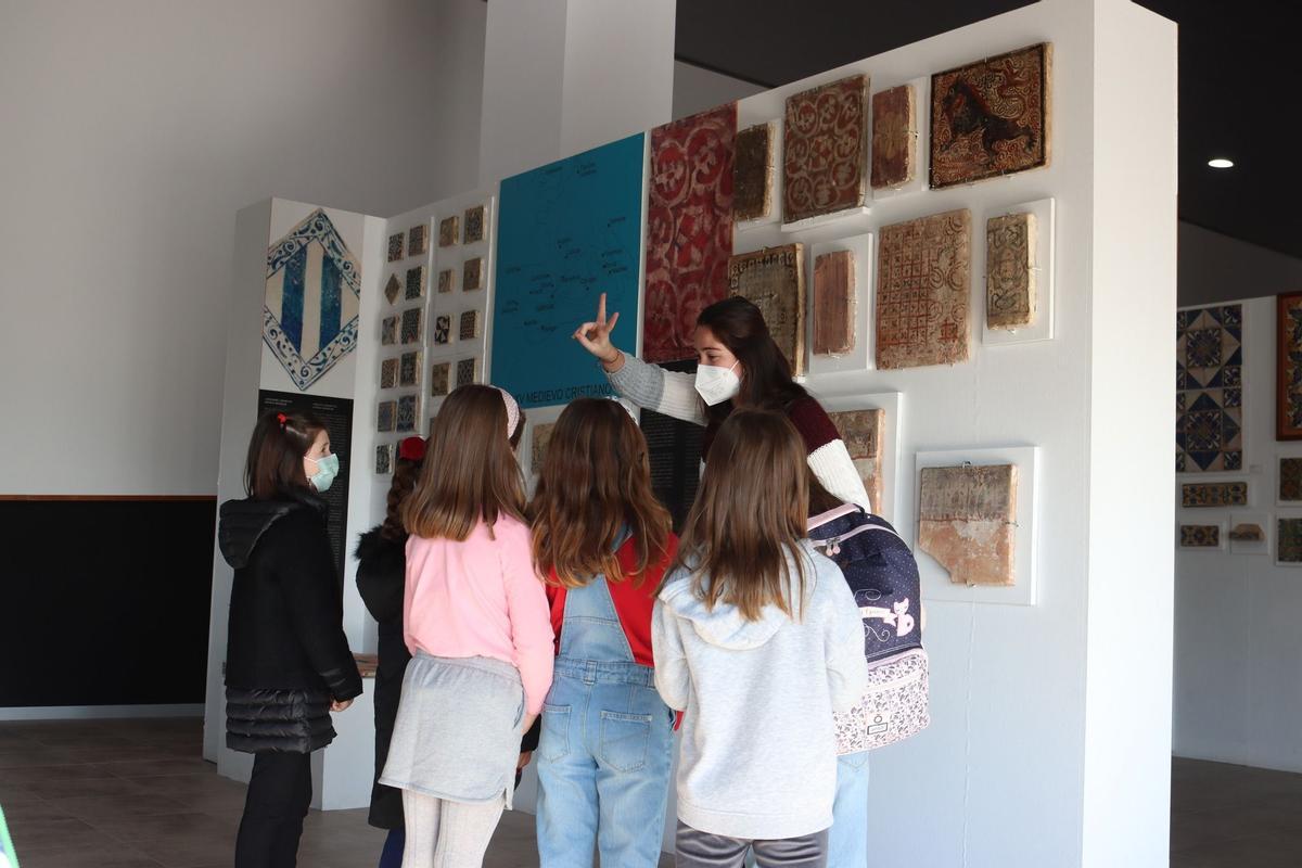 El Museo del Azulejo Manolo Safont de Onda organiza actividades para escolares sobre la cerámica tradicional.