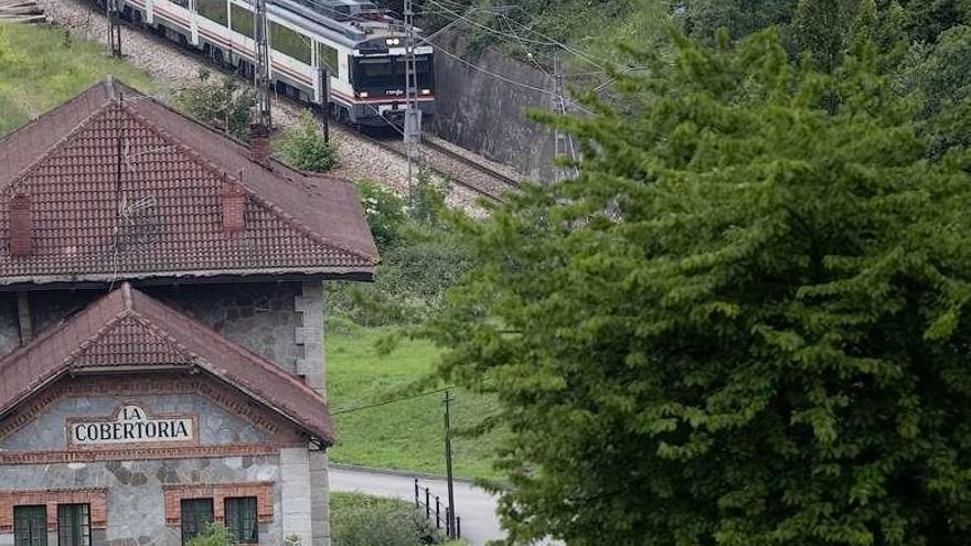 Un tren pasa junto a la estación de La Cobertoria.