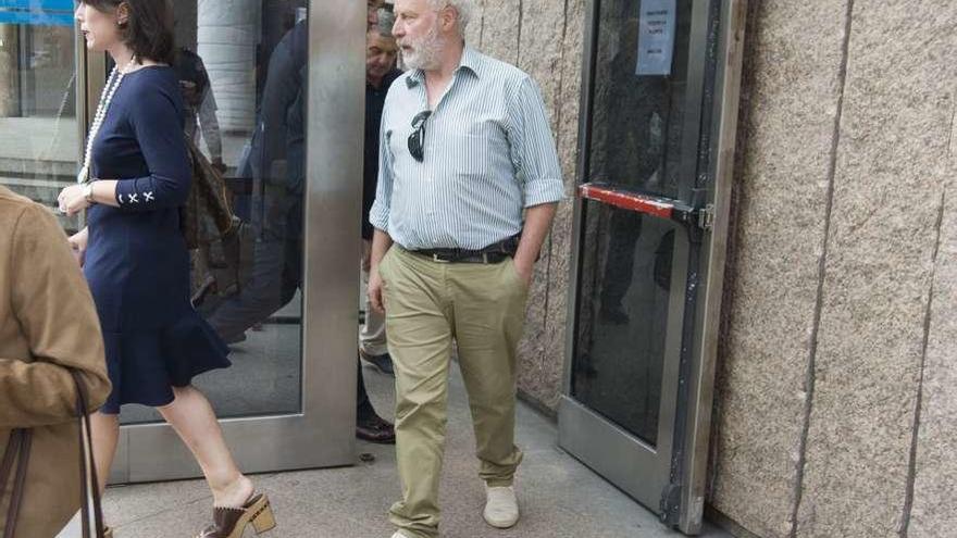 Rocha, ayer, sale el juzgado tras su abogada, después de recibir la sentencia condenatoria.