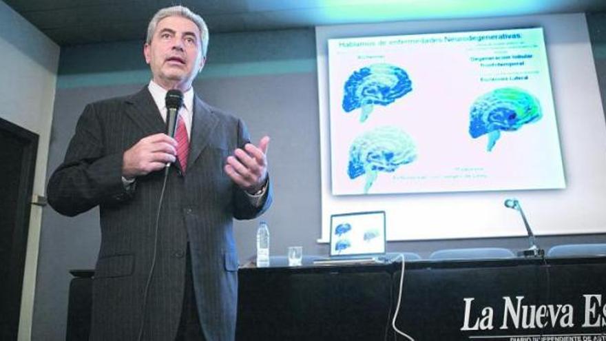 Rafael Blesa, durante su intervención de ayer en el Club Prensa Asturiana.