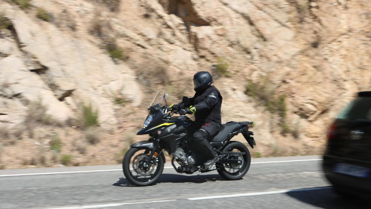 Un motorista circulant per la carretera de Lloret de Mar amb una de les dues motos espiell