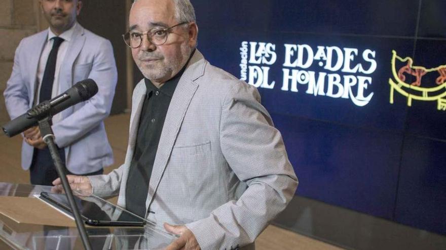 Gonzalo Jiménez, en primer plano, acompañado de Enrique Martín, anuncia la elección de Toro en Ávila. Foto