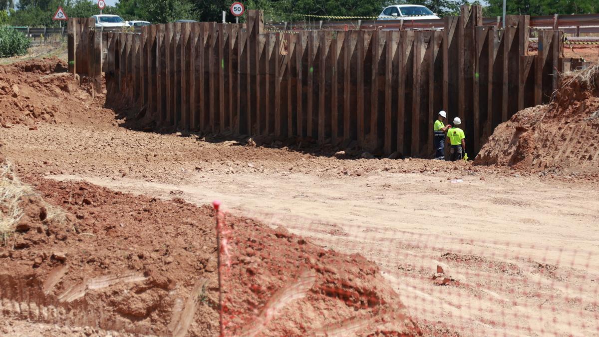 Obras de la línea 3 del metro de Sevilla junto a la calle Estrella Deneb en Pino Montano