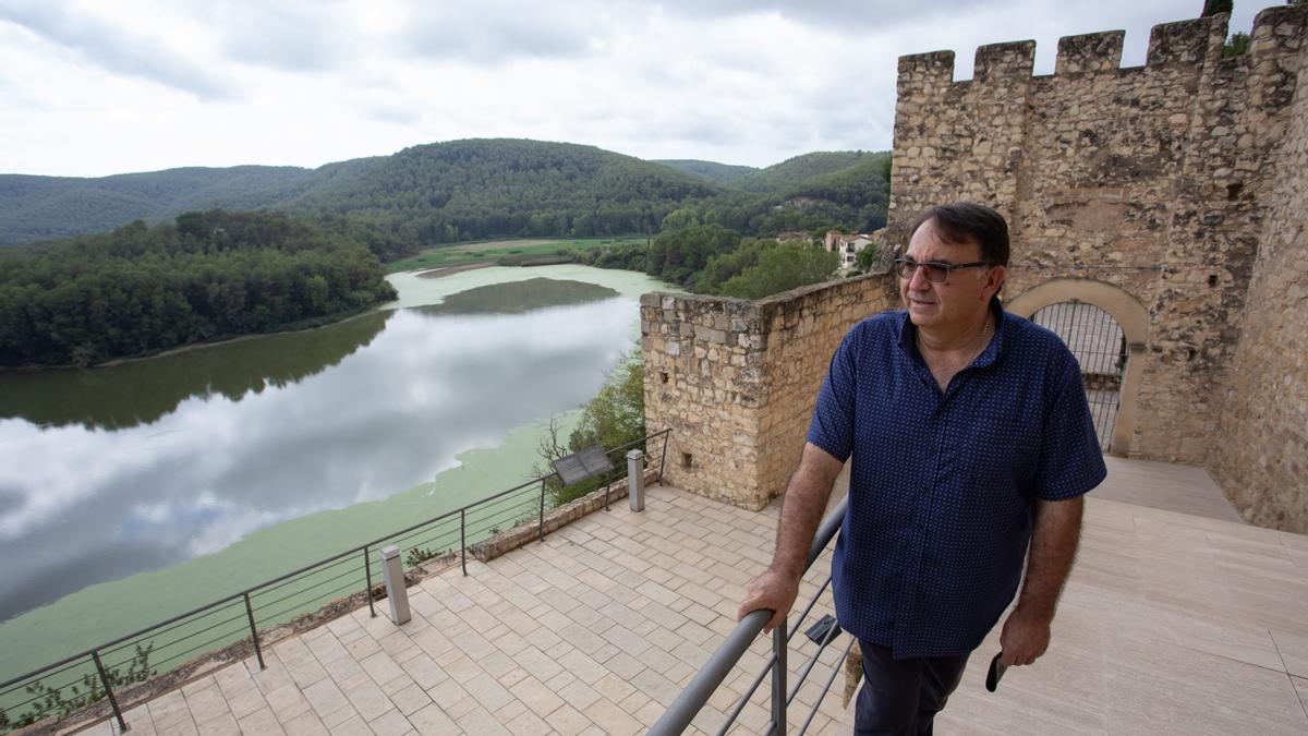 Raimon Colomer es el responsable del castillo de Castellet, junto al pantano de Foix.