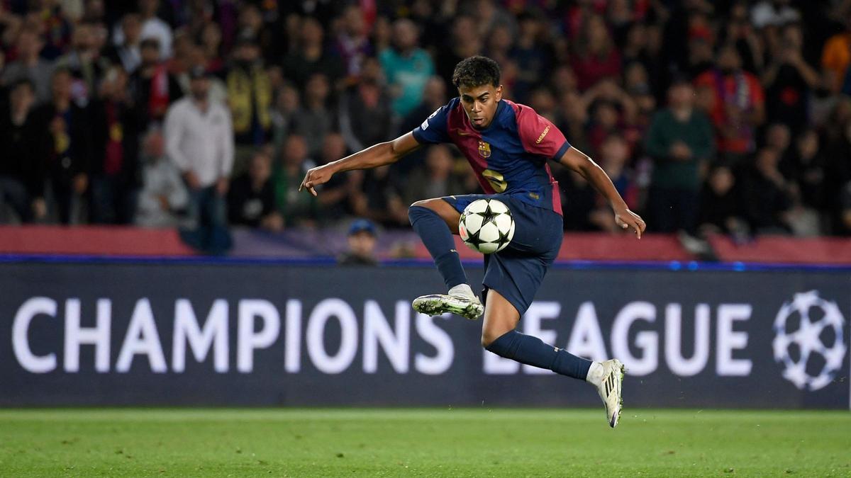 Lamine Yamal controla el balón en el Barça-Bayern de la Champions en Montjuïc.