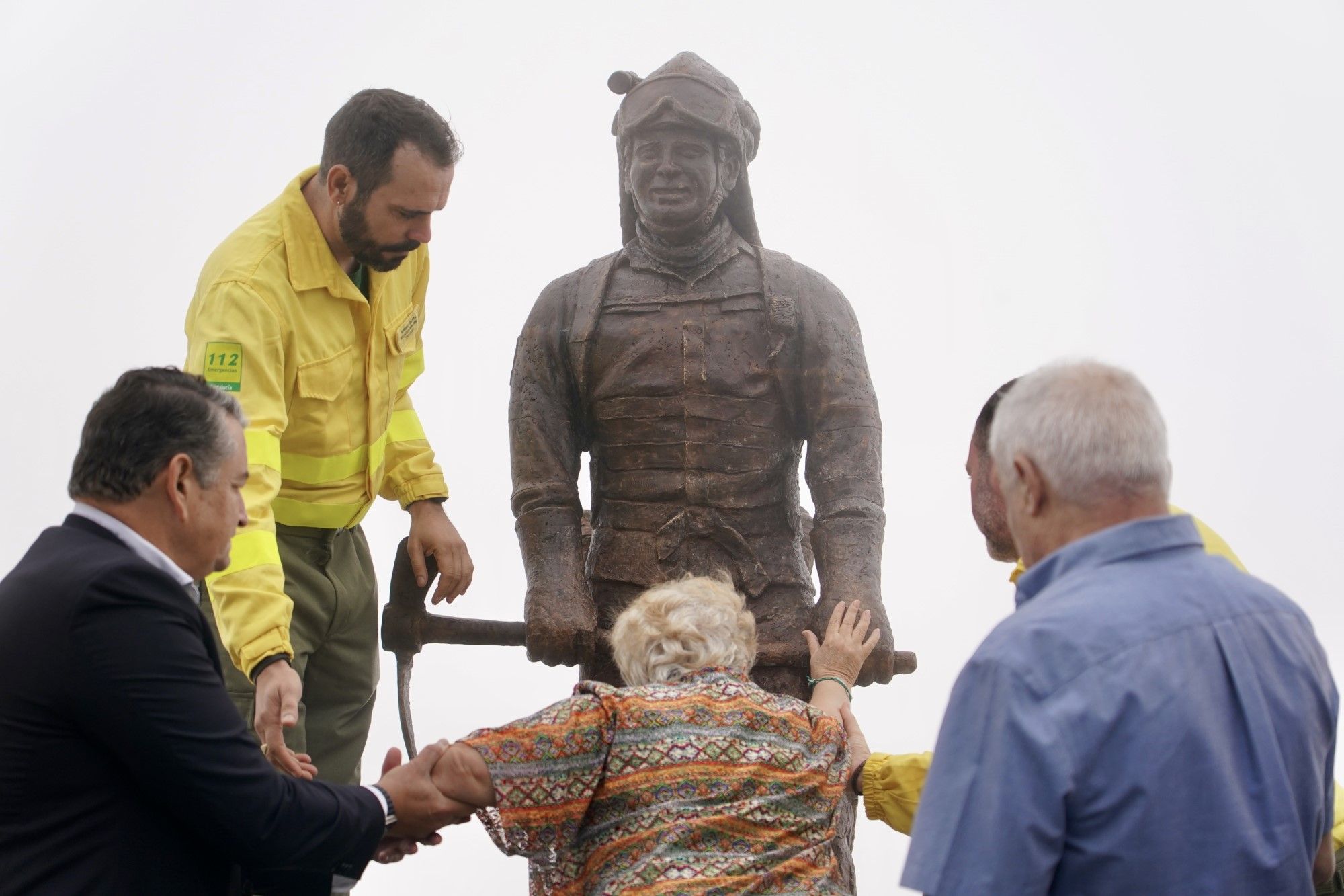 Antonio Sanz preside un homenaje al bombero fallecido en 2021 en el incendio de Sierra Bermeja