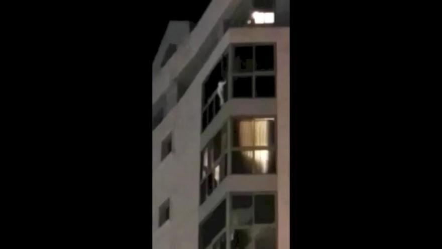 Rescatan en Alicante a una niña colgada de un 7º piso y detienen a su madre
