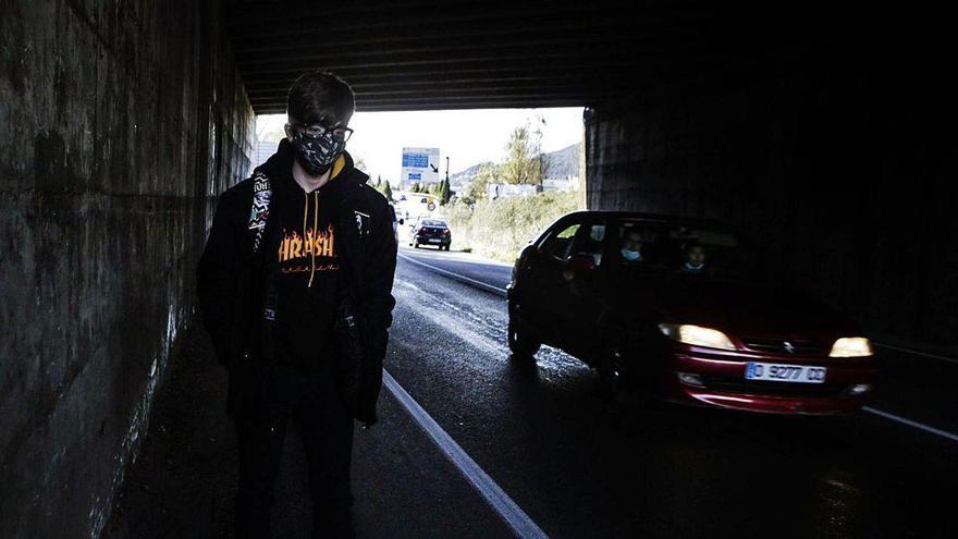 Un joven, atravesando ayer el túnel bajo la autopista &quot;Y&quot; entre Lugones y La Fresneda.