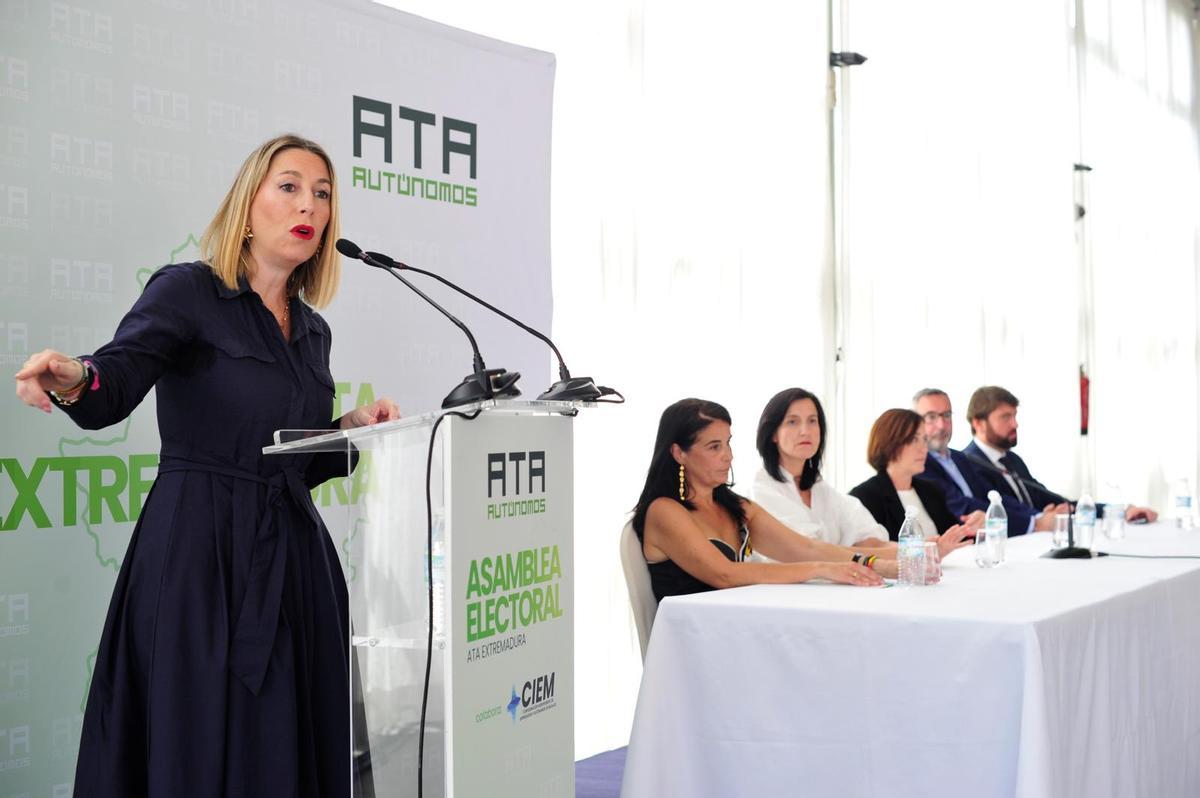 La presidenta de la Junta de Extremadura, María Guardiola, hoy en Badajoz.